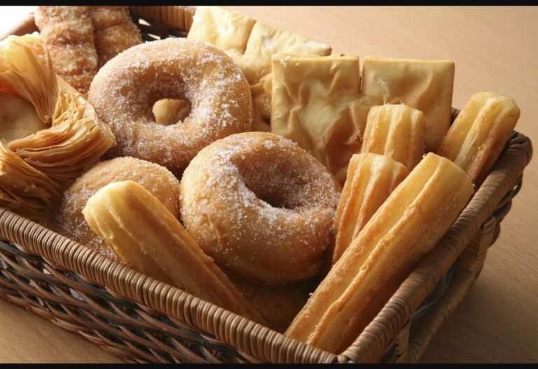 Korb mit Donuts und anderem Gebäck.