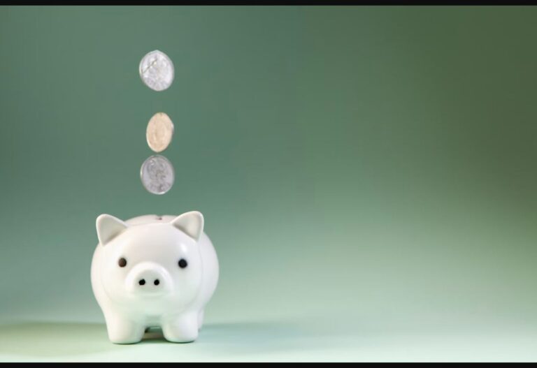 Geld sparen im Alltag mit Münzen und Sparschwein