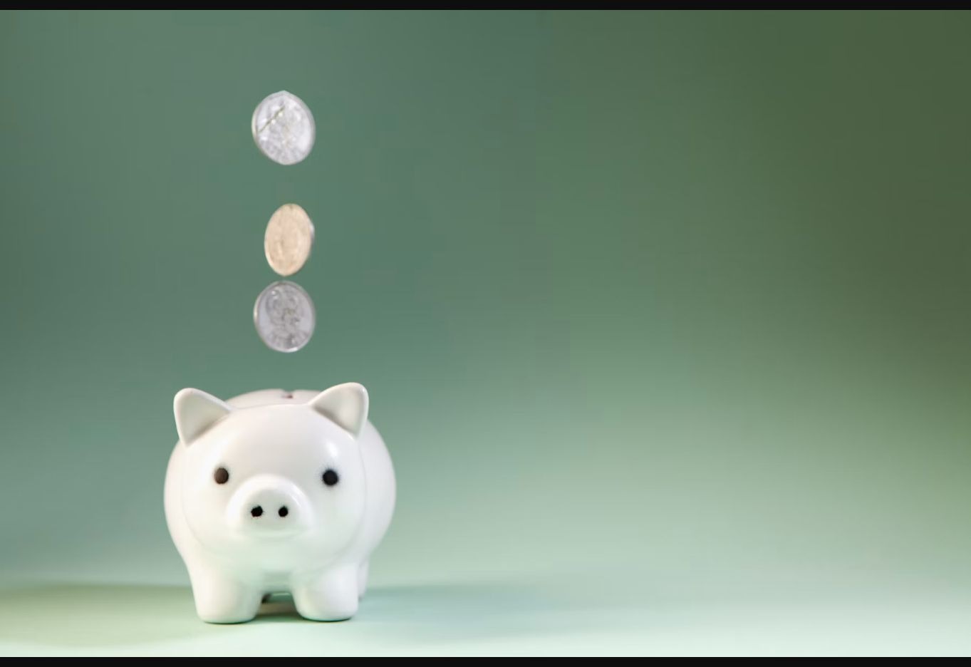 Geld sparen im Alltag mit Münzen und Sparschwein
