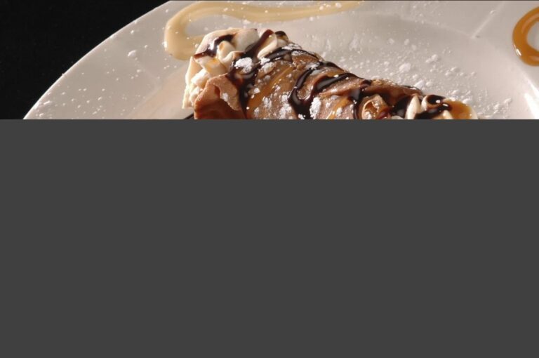 Süßes Gebäck mit Schokoladen- und Karamellsauce
