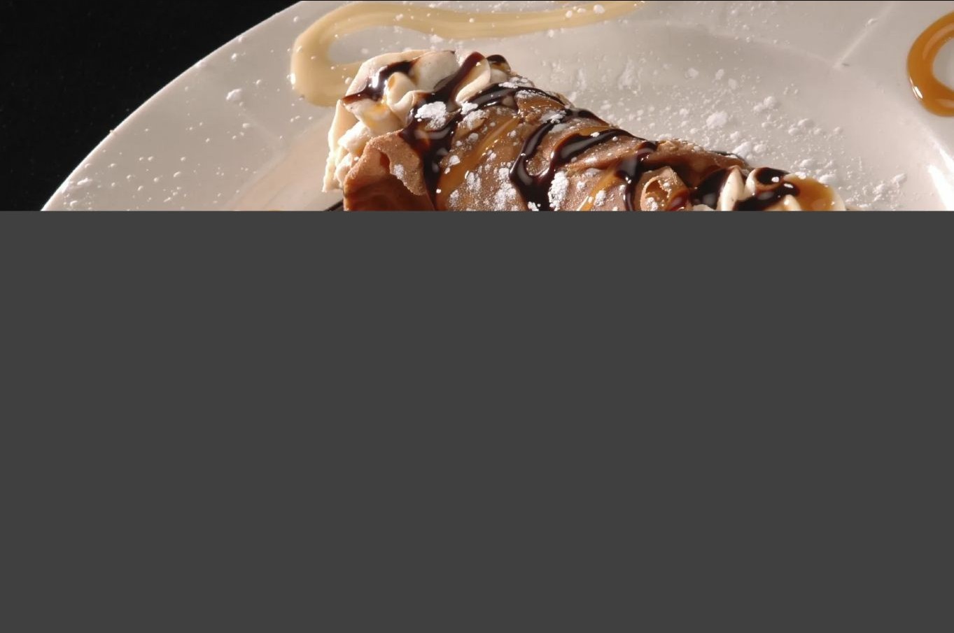 Süßes Gebäck mit Schokoladen- und Karamellsauce