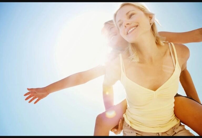 Zwei Menschen, die sich in der Sonne bewegen