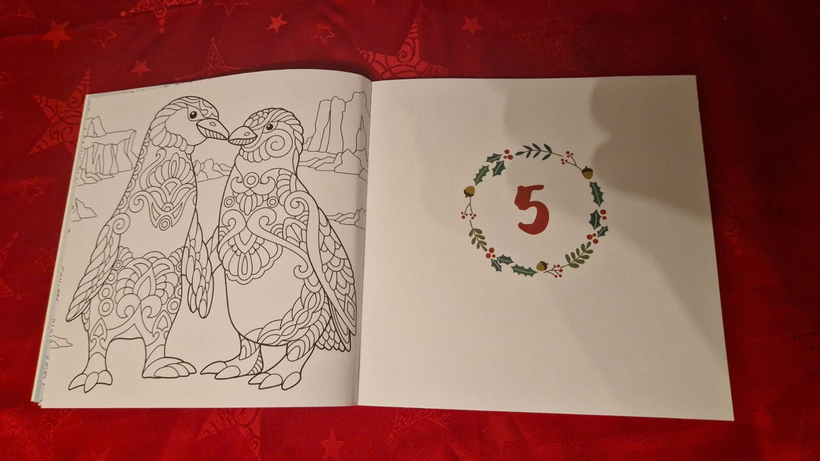 Aufgeschlagener Diamond Adventskalender mit Pinguin-Ausmalmotiv und der Zahl 5