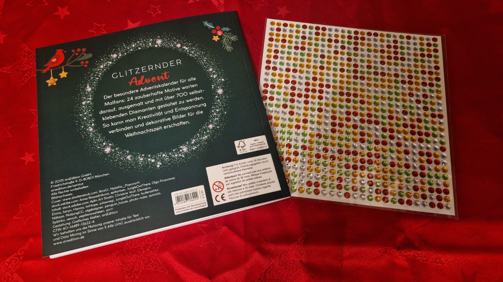 Rückseite des arsEdition Diamond Adventskalenders neben dem vollständigen Diamond-Stickerbogen