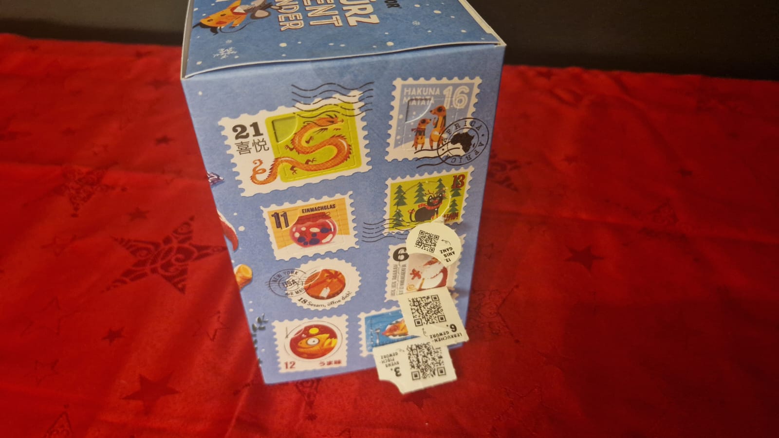 Sonnentor Gewürz Adventskalender: Fensterbilder und Ausgabeöffnung
