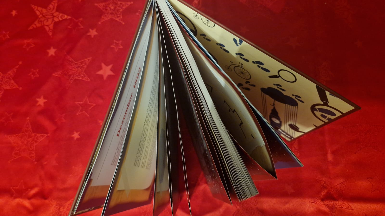 Aufgefächerter Sherlock-Holmes-Adventskalender mit noch verschlossenen Seitenbereichen