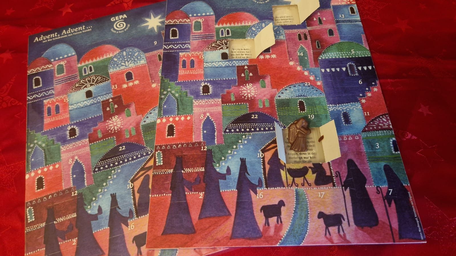 GEPA Adventskalender mit geöffneten Türchen und einer sichtbaren Schokofigur