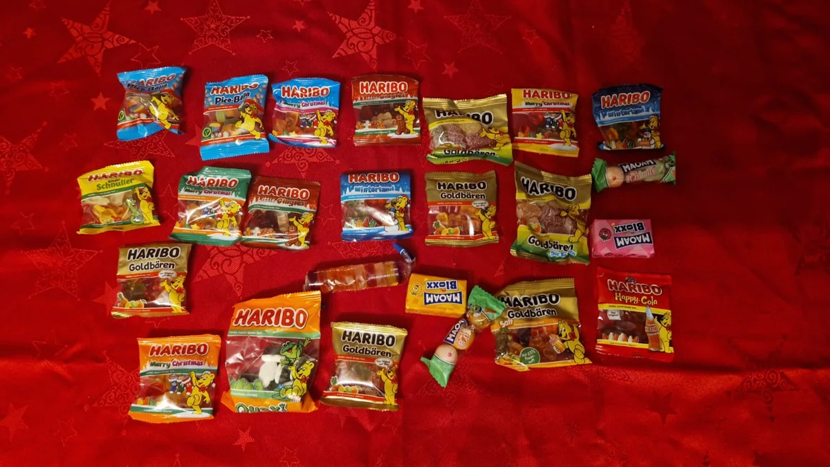 Kompletter Inhalt unseres HARIBO Adventskalenders 2026 mit HARIBO- und MAOAM-Produkten