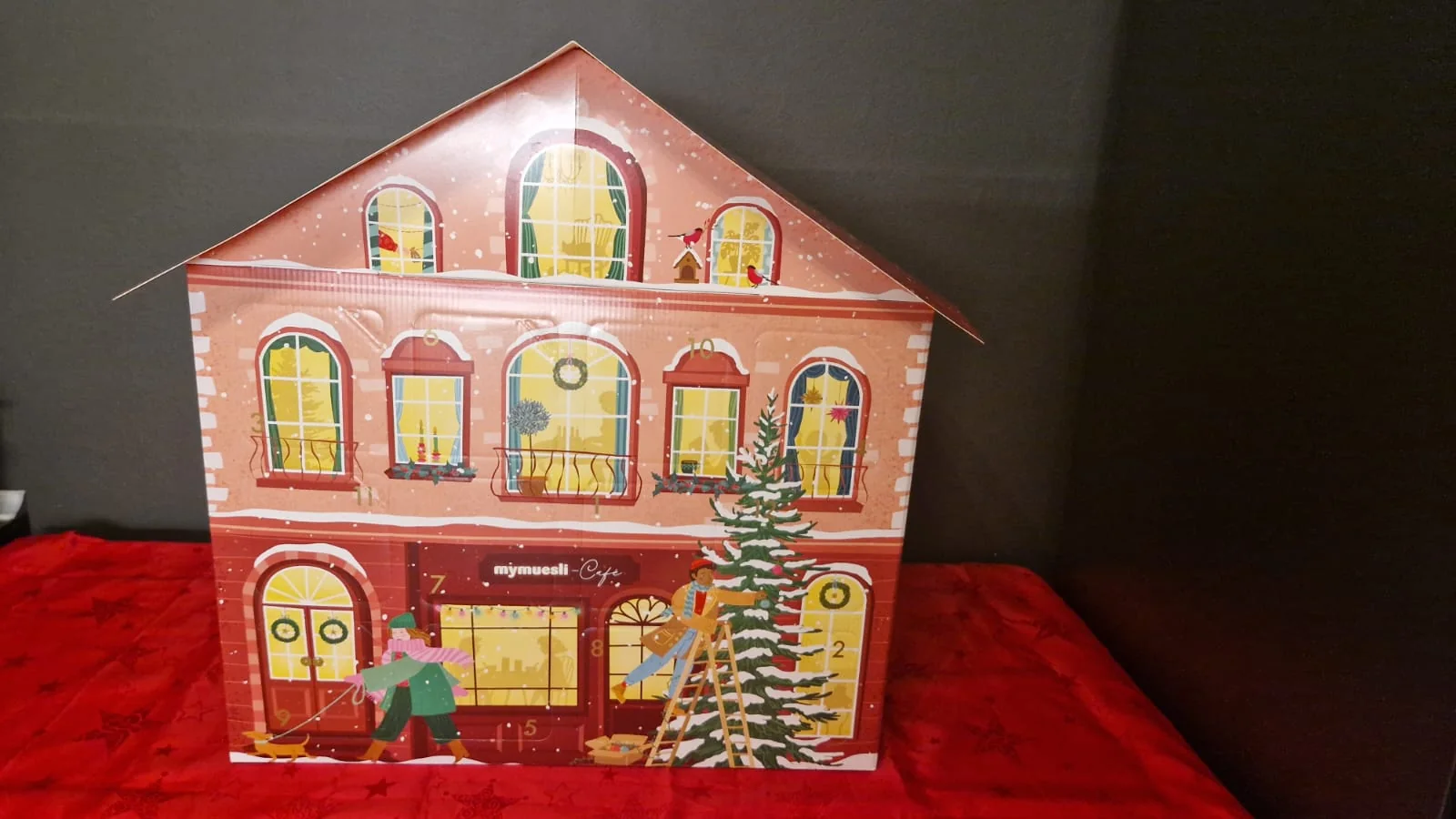Geschlossenes mymuesli-Weihnachtshaus mit aufgesetztem Dach