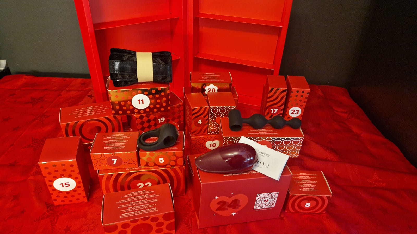 Ausgepackte Geschenkboxen des ORION Couples Adventskalenders mit Womanizer Liberty und weiteren Produkten