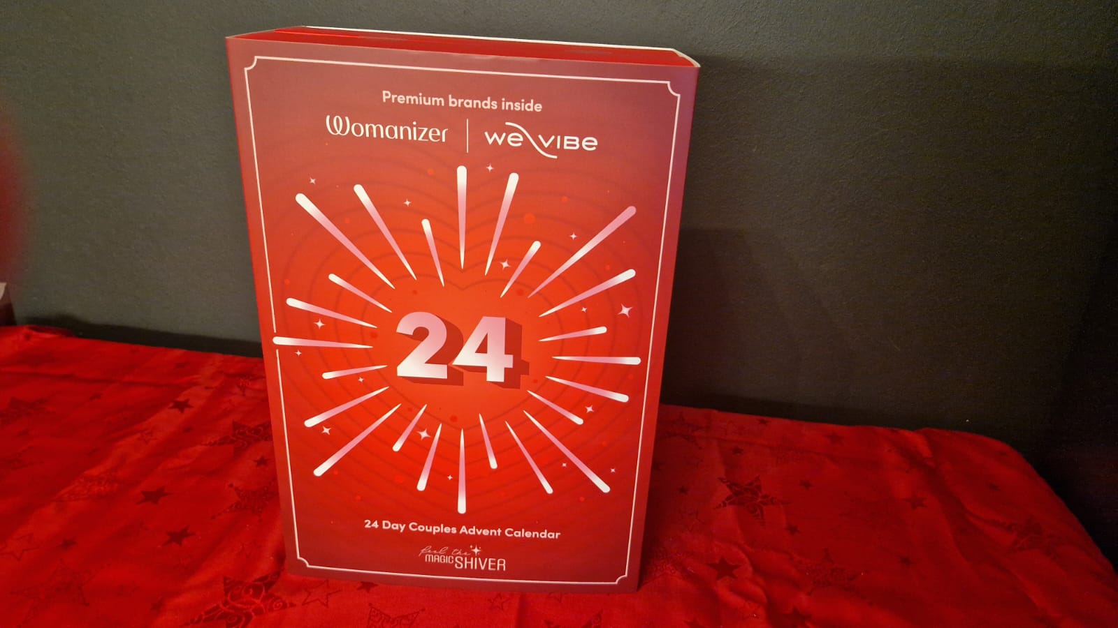 Rote Außenhülle des Couples Adventskalenders mit der Zahl 24 und Markenlogos